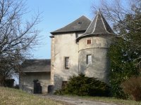 Le château de Salins sur le plateau de Villeneuve.